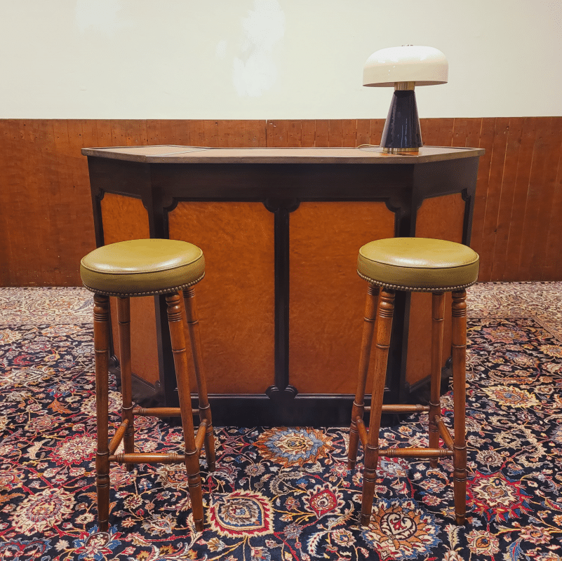 engelse chesterfield mahonie bar volledig bekleed met leer