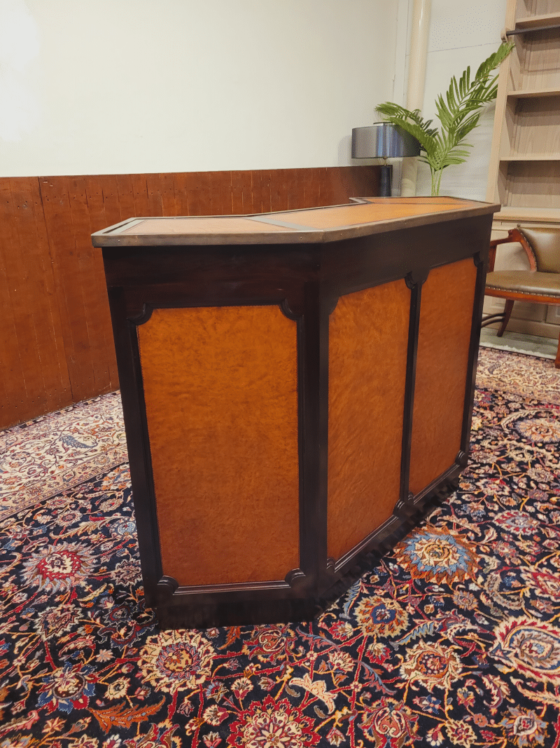 engelse chesterfield mahonie bar volledig bekleed met leer