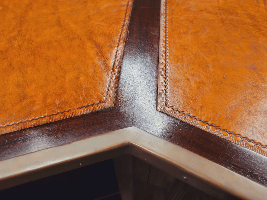 engelse chesterfield mahonie bar volledig bekleed met leer