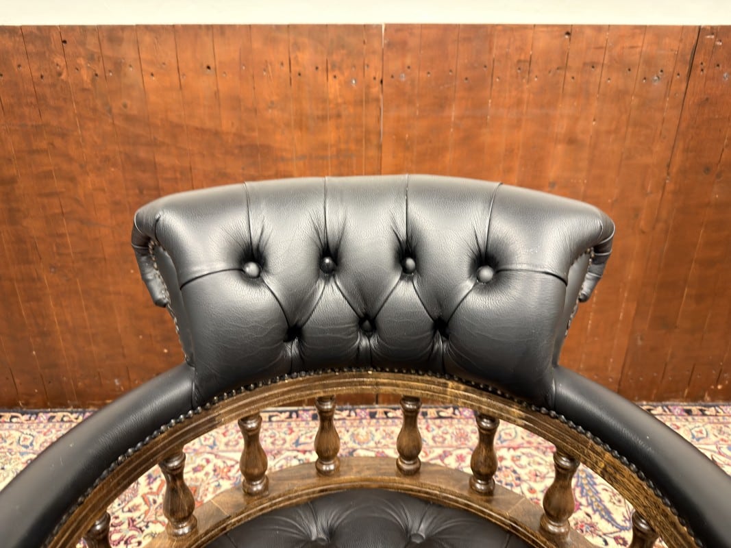 Detail foto houtkleur Engelse Chesterfield bureaustoel 1