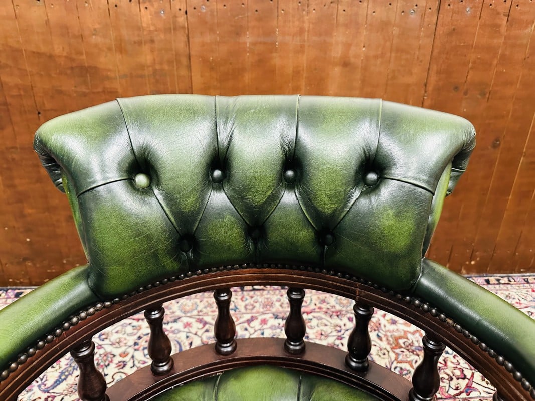 Detail foto houtkleur Engelse Chesterfield bureaustoel 2