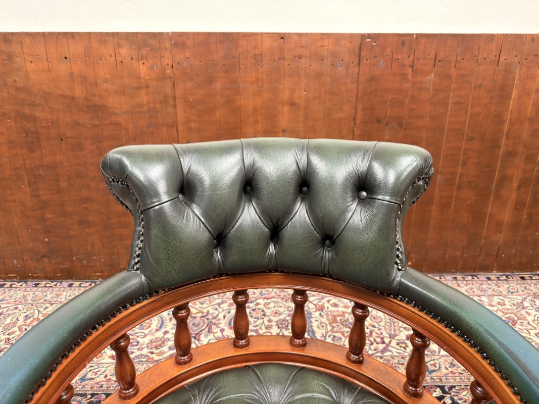 Detail foto houtkleur Engelse Chesterfield bureaustoel 3