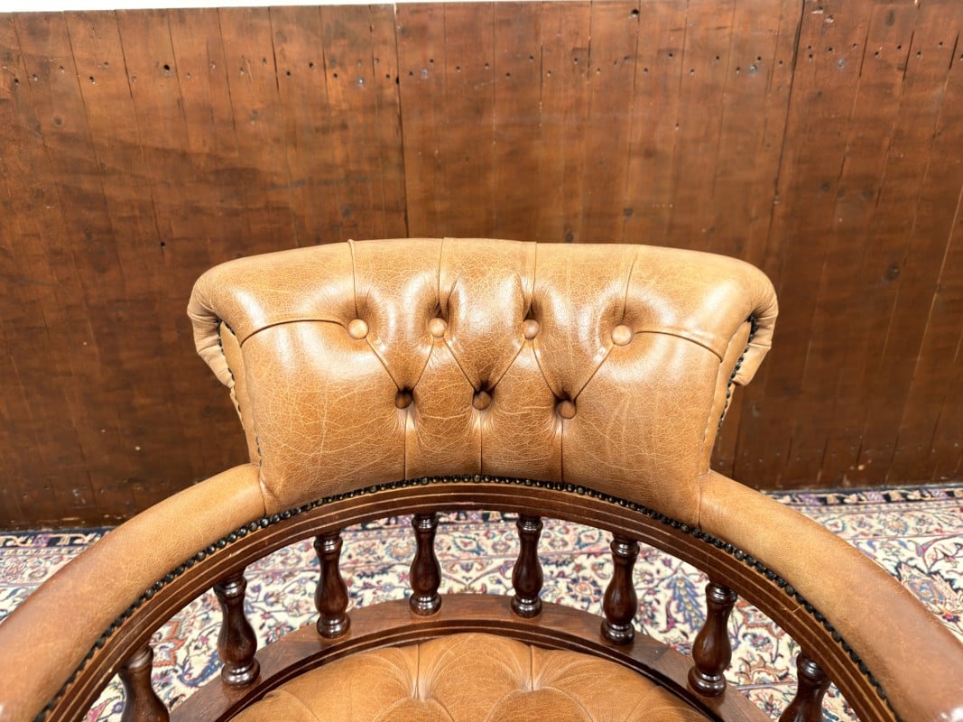 Detail foto houtkleur Engelse Chesterfield bureaustoel 4