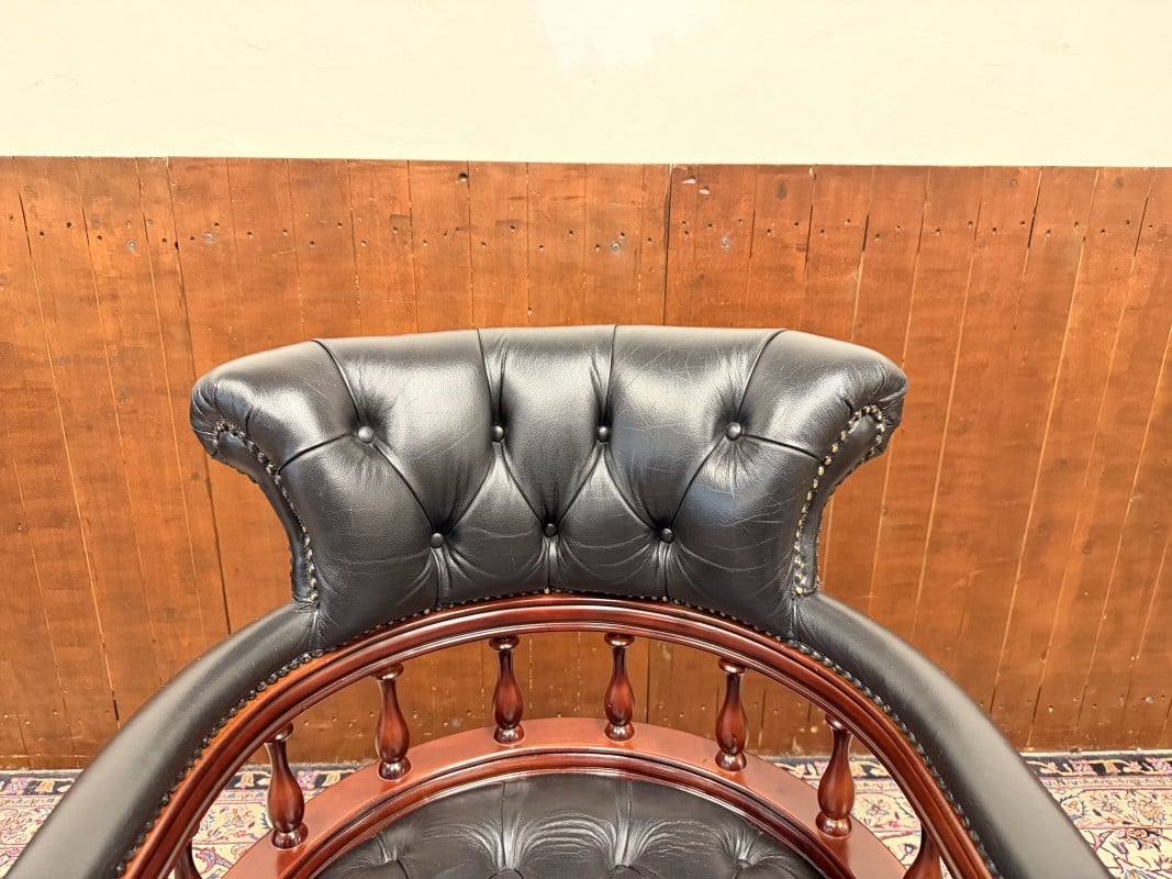 Detail foto houtkleur Engelse Chesterfield bureaustoel 5