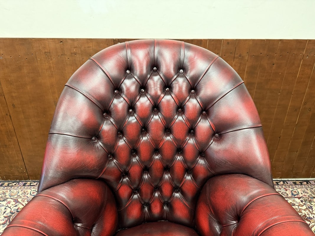 Detail foto captionering in Engelse Chesterfield bureaustoel