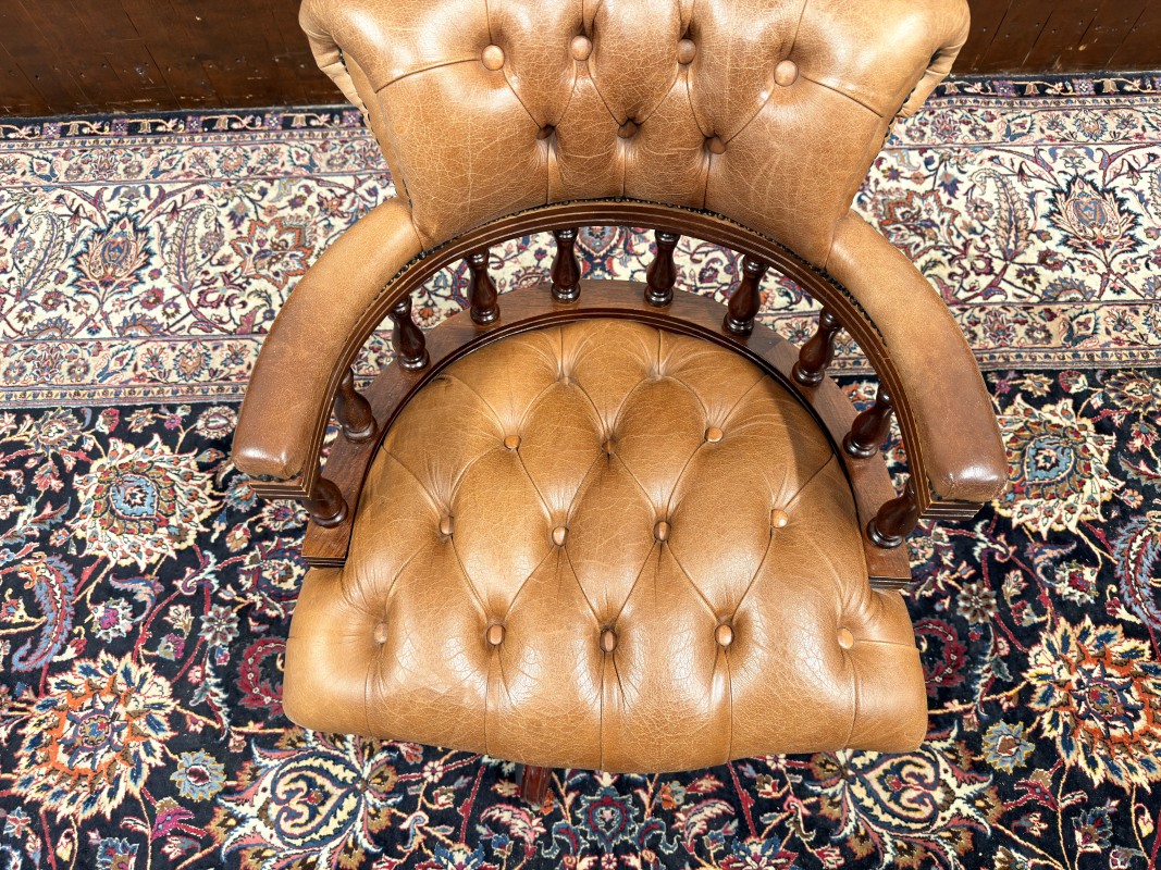 Detail foto zitvlak met captionering en armleuningen Chesterfield Engelse bureaustoel