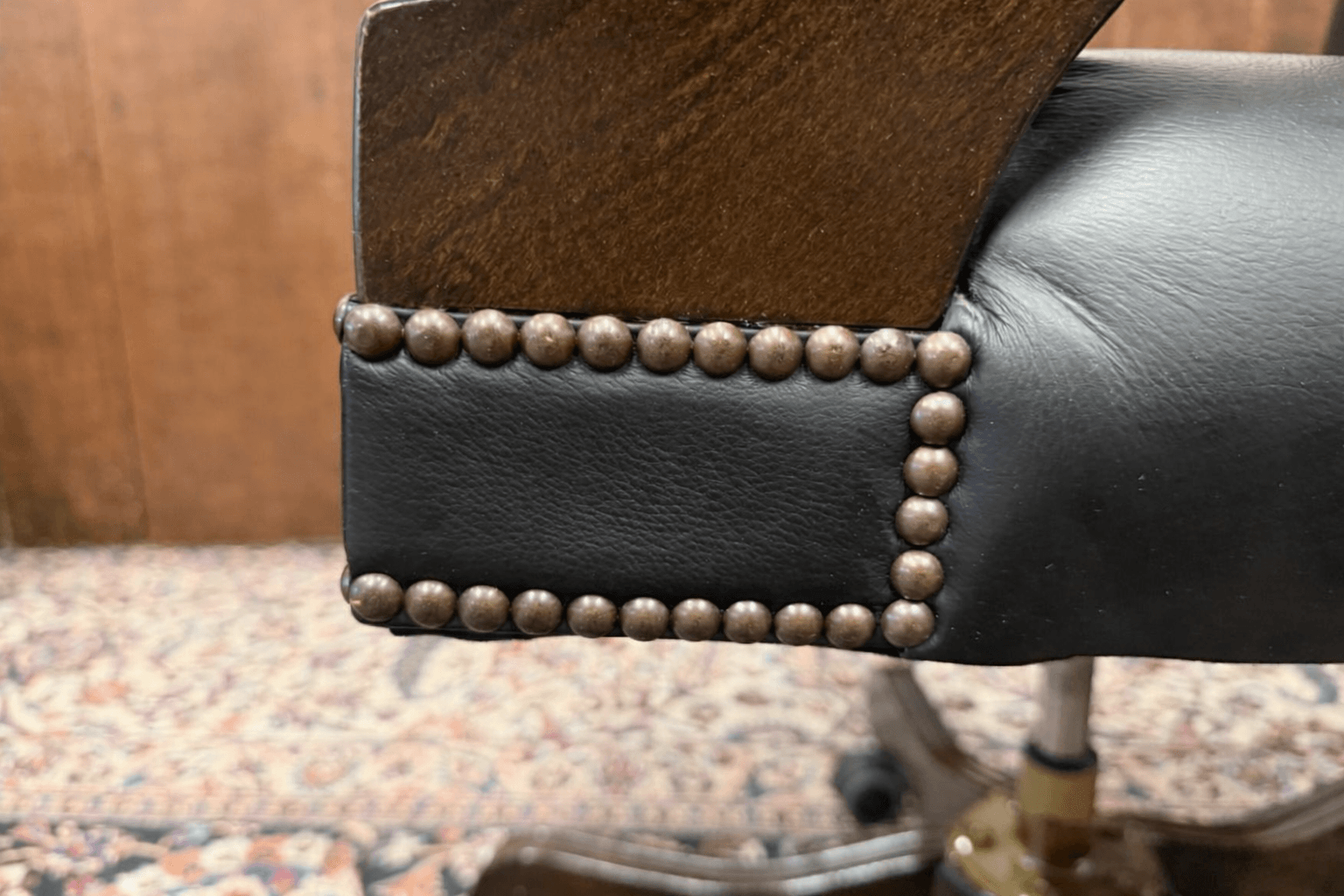 Stijl kenmerk houtkleur, leer en sier nagels Engelse Chesterfield bureaustoel