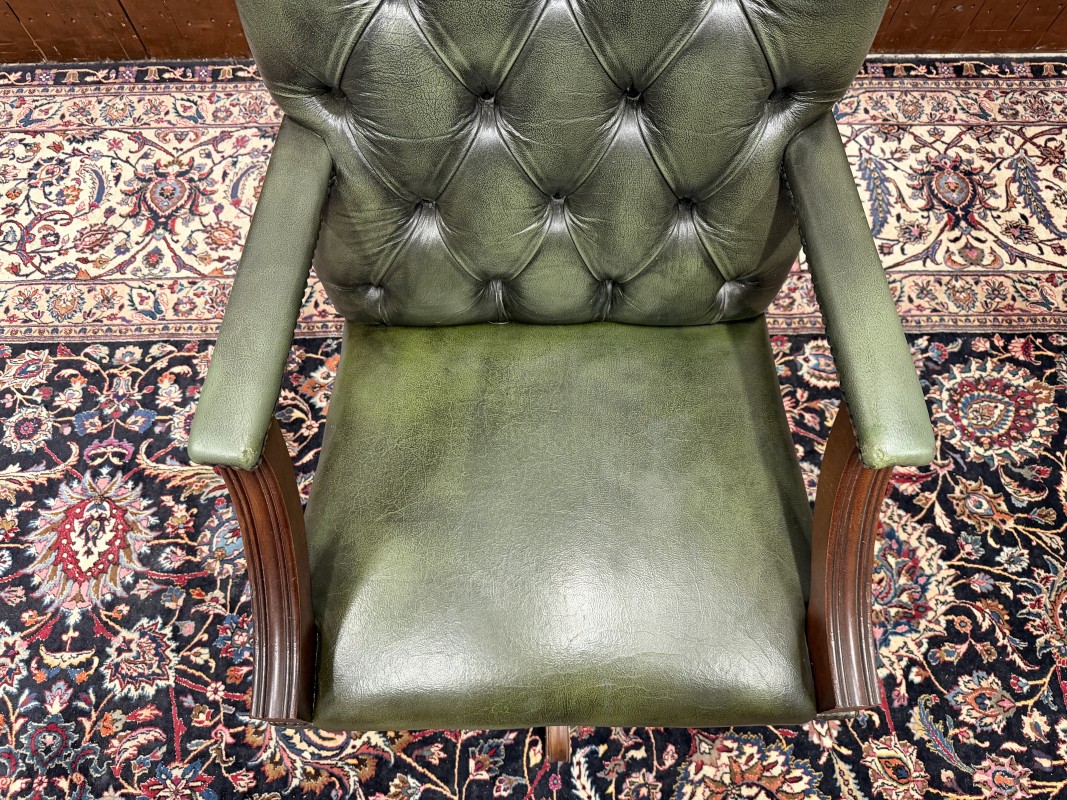 Detail foto zitvlak zonder captionering en armleuningen Chesterfield Engelse bureaustoel