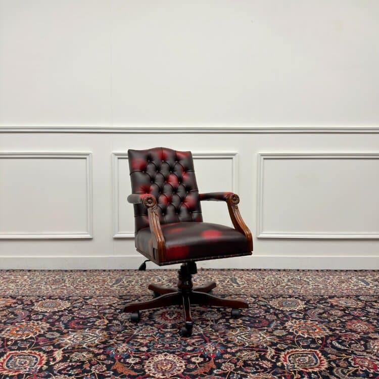 klassiek engelse chesterfield bureaustoel oxblood rood