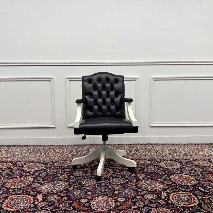 klassiek engelse witte chesterfield bureaustoel