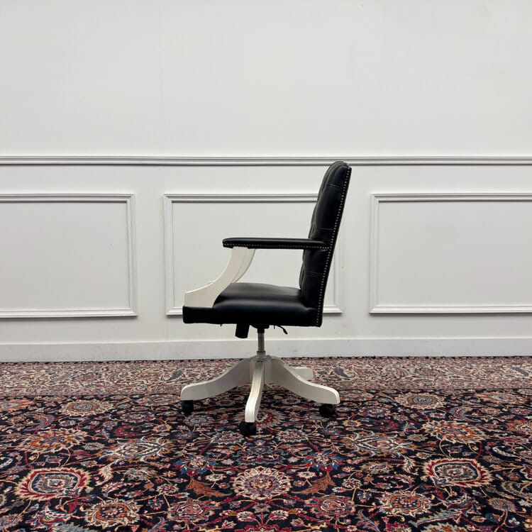 klassiek engelse witte chesterfield bureaustoel