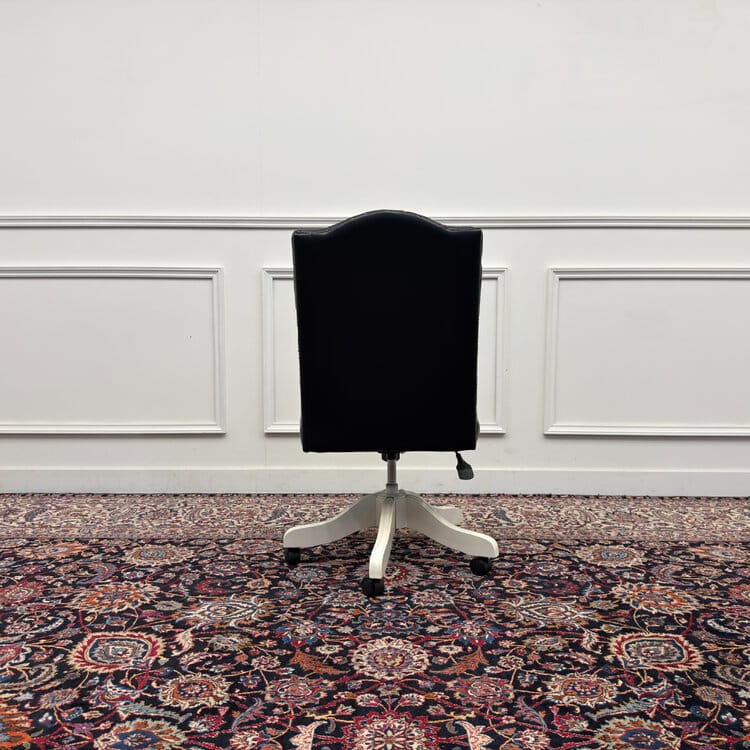 klassiek engelse witte chesterfield bureaustoel