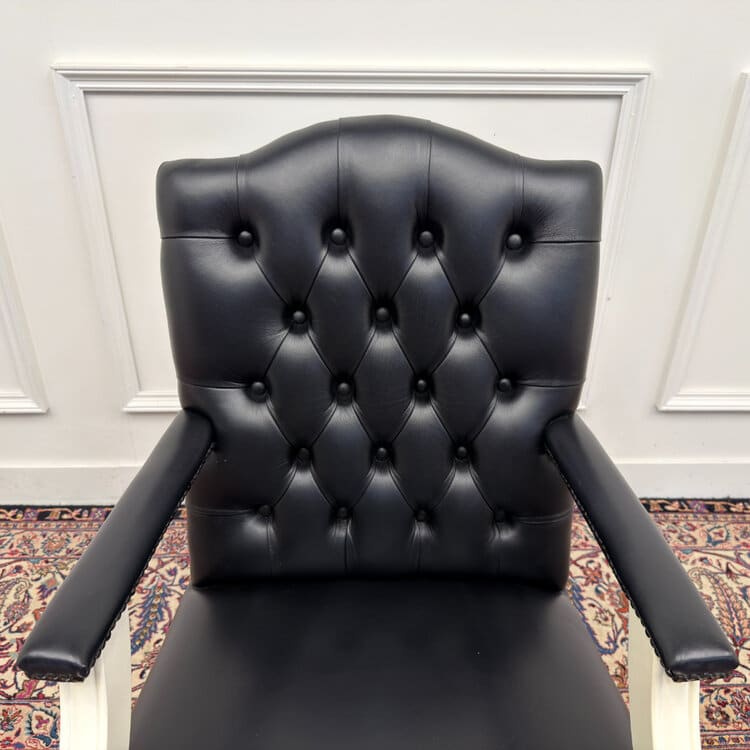 klassiek engelse witte chesterfield bureaustoel