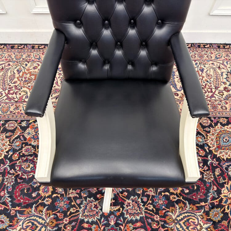 klassiek engelse witte chesterfield bureaustoel
