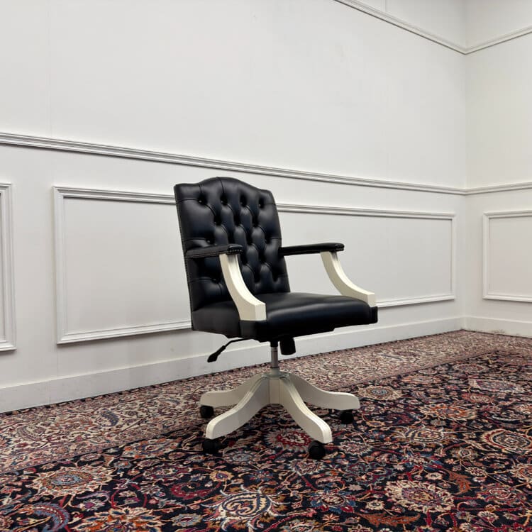 klassiek engelse witte chesterfield bureaustoel