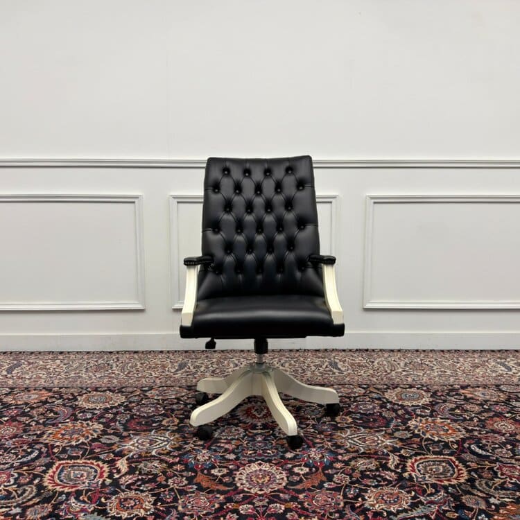 grote klassiek engelse witte chesterfield bureaustoel
