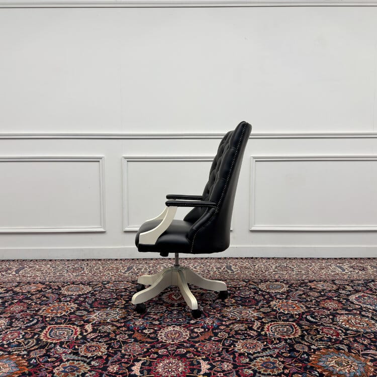 grote klassiek engelse witte chesterfield bureaustoel