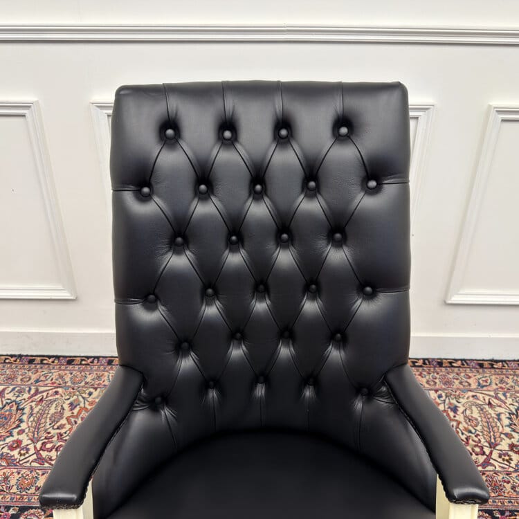 grote klassiek engelse witte chesterfield bureaustoel