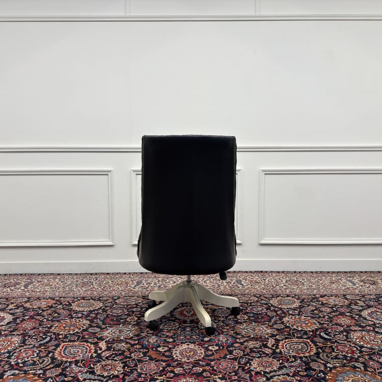 grote klassiek engelse witte chesterfield bureaustoel