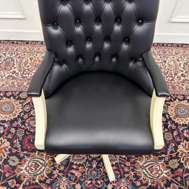 grote klassiek engelse witte chesterfield bureaustoel