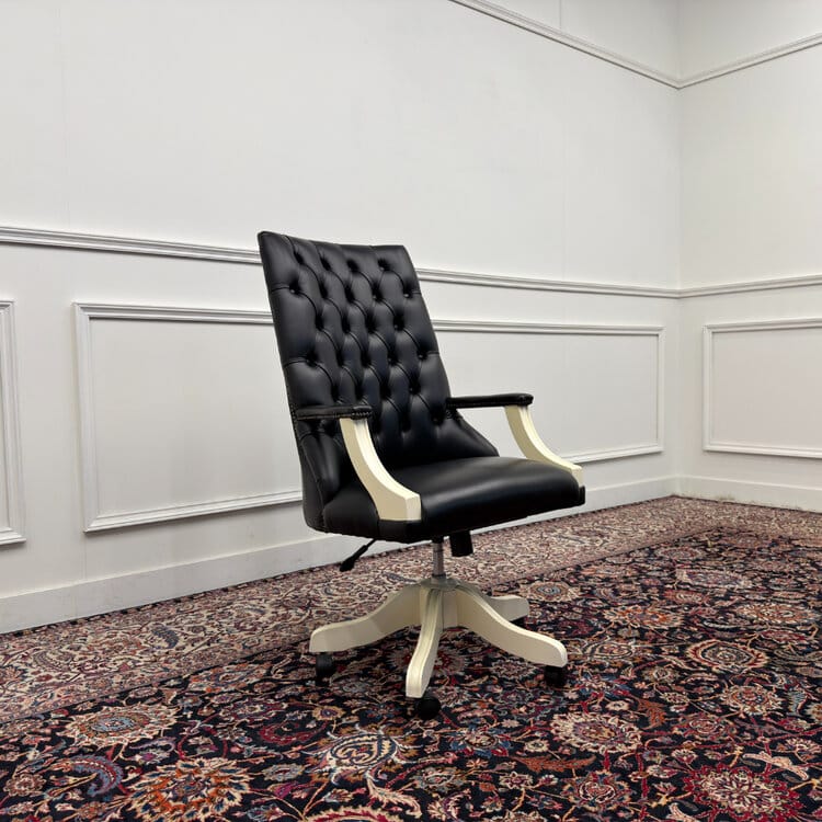 grote klassiek engelse witte chesterfield bureaustoel