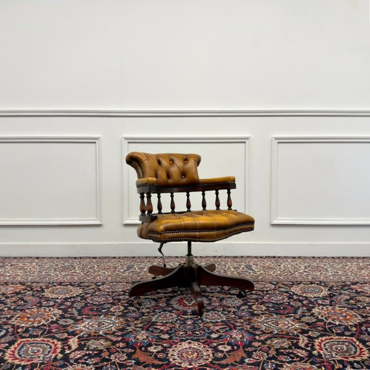 klassiek engelse bruine chesterfield bureaustoel