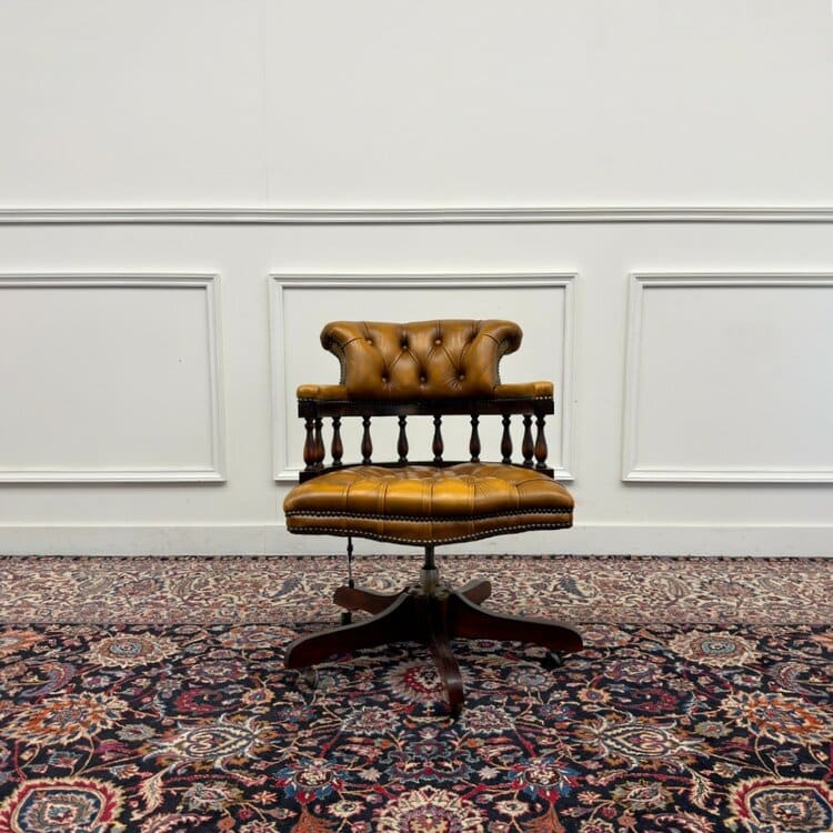 klassiek engelse bruine chesterfield bureaustoel