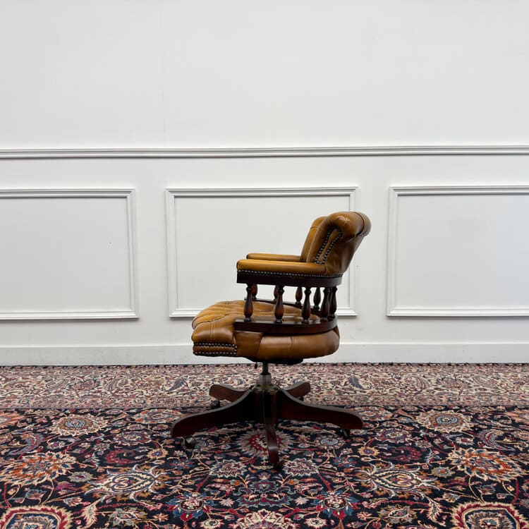 klassiek engelse bruine chesterfield bureaustoel