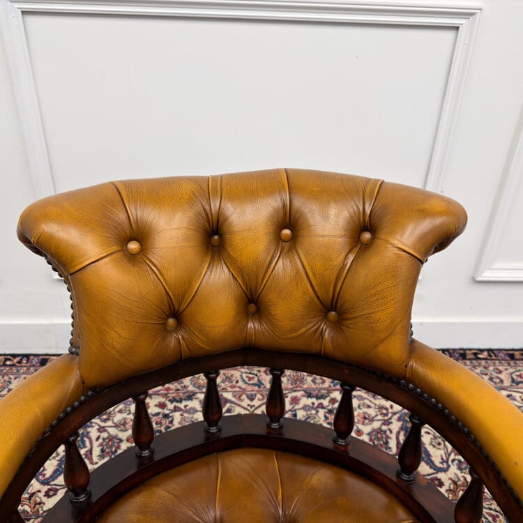 klassiek engelse bruine chesterfield bureaustoel