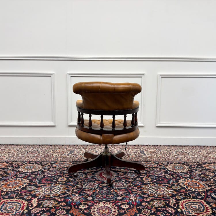 klassiek engelse bruine chesterfield bureaustoel