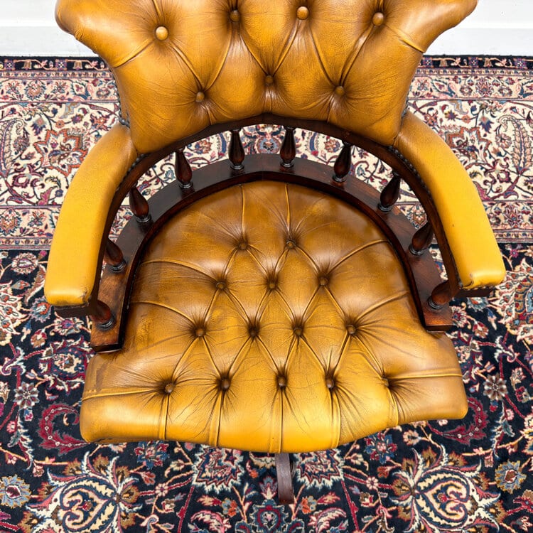 klassiek engelse bruine chesterfield bureaustoel