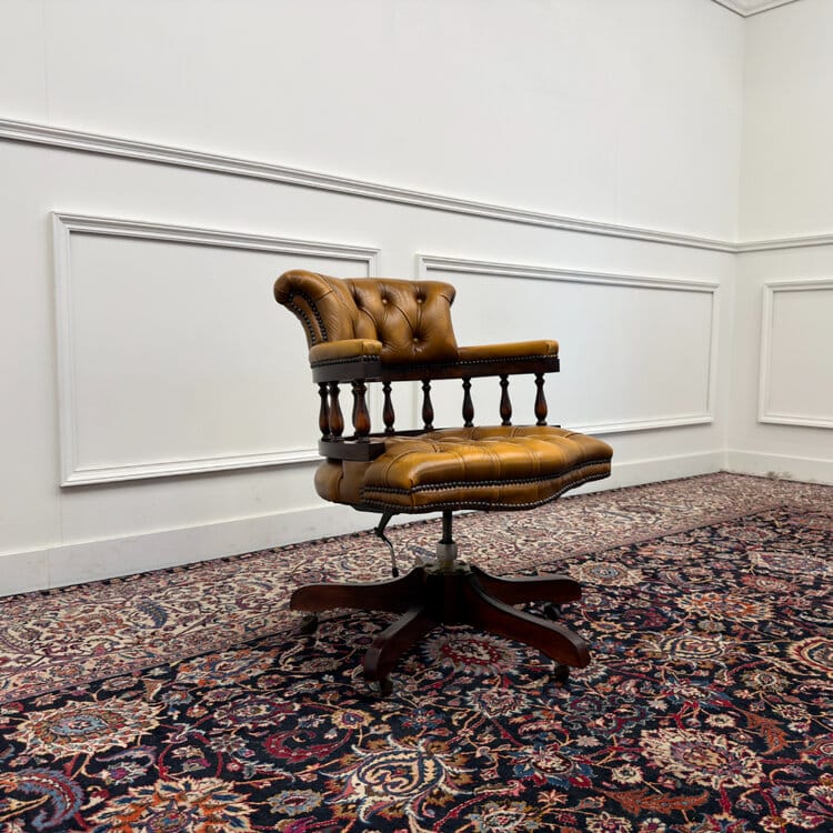 klassiek engelse bruine chesterfield bureaustoel