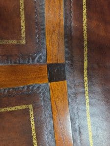 detail foto inlegwerk ledern en hout art deco vergadertafel
