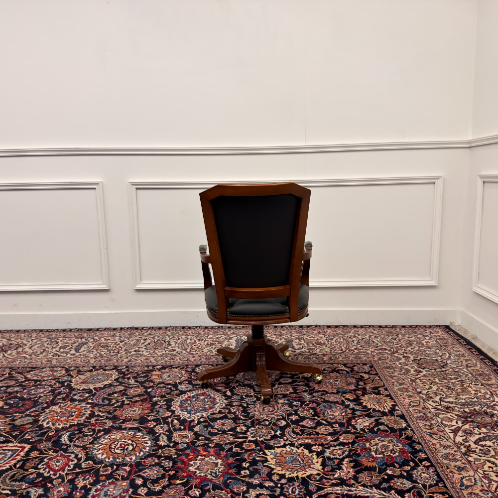 grand fauteuil de bureau Chesterfield vert, de style classique anglais