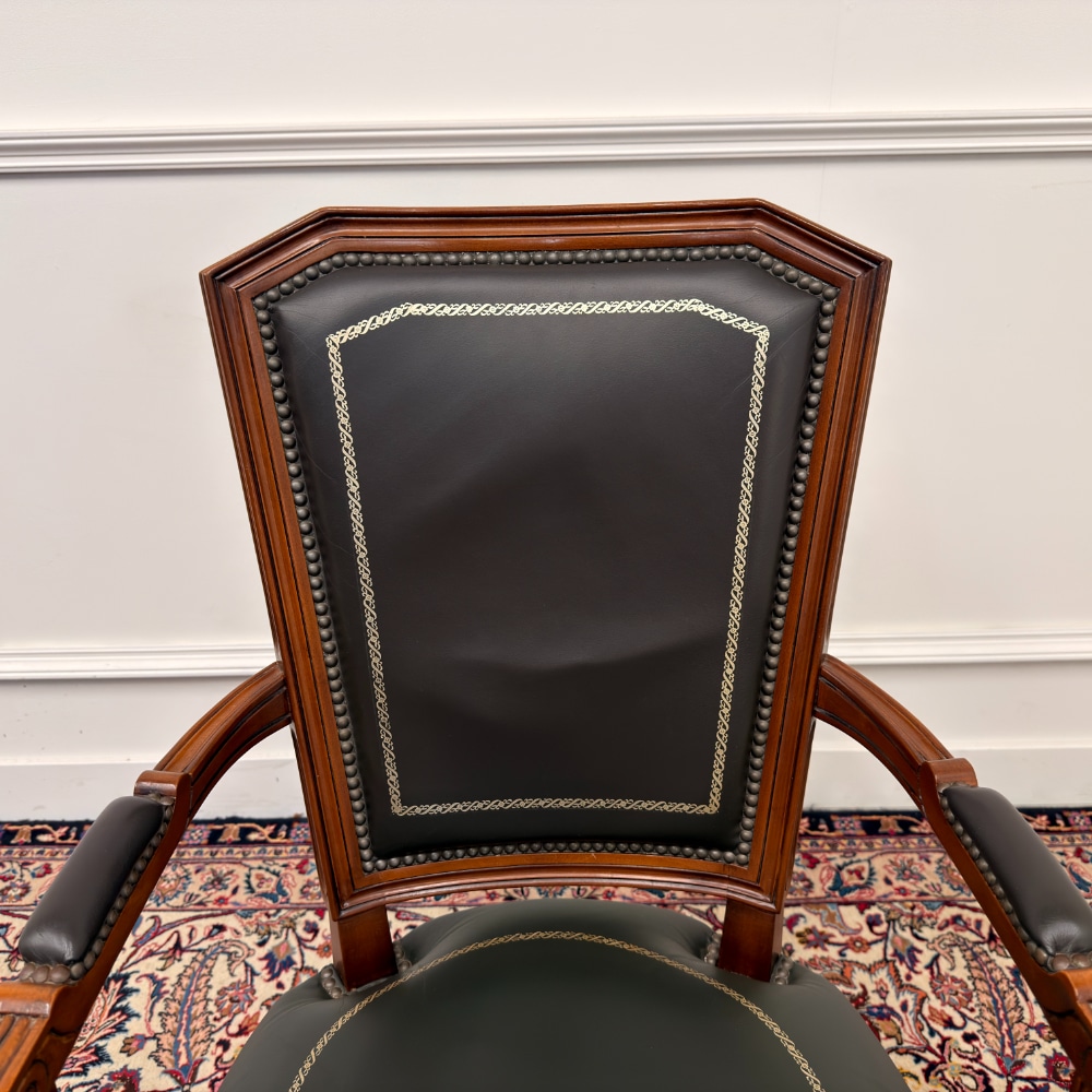 grand fauteuil de bureau Chesterfield vert, de style classique anglais