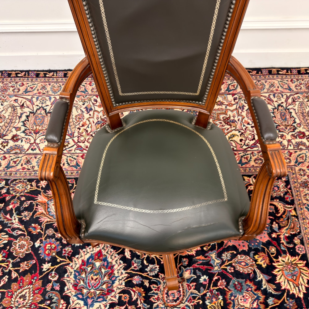 grand fauteuil de bureau Chesterfield vert, de style classique anglais
