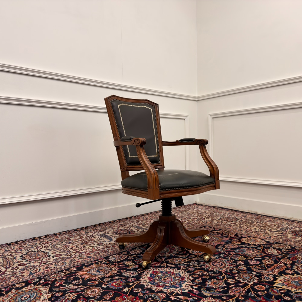 grand fauteuil de bureau Chesterfield vert, de style classique anglais