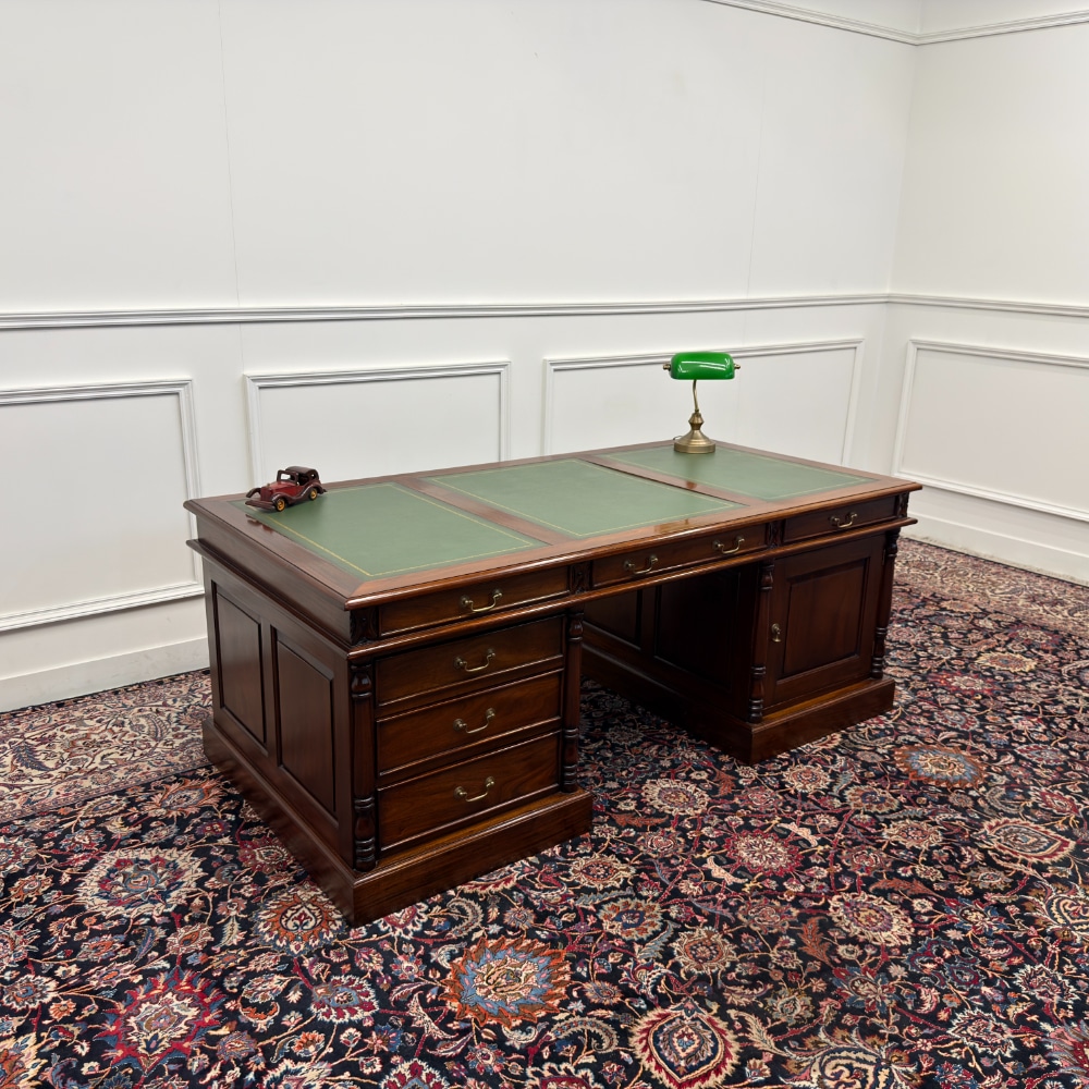 klassiek engels antiek oud vintage chesterfield groot bureau desk groen leder 1