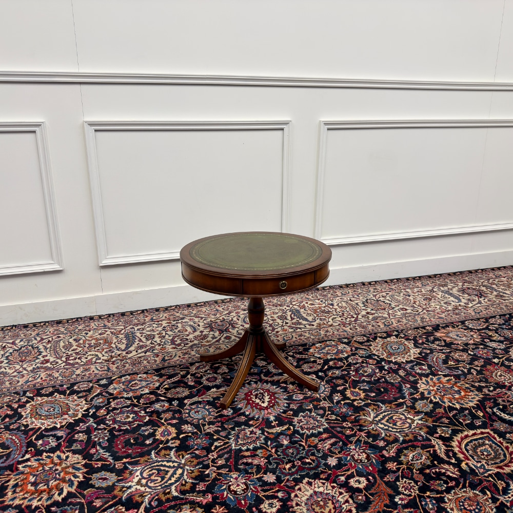 klassiek engels antiek oud vintage chesterfield sidetable side table bijzettafel groen leder 1