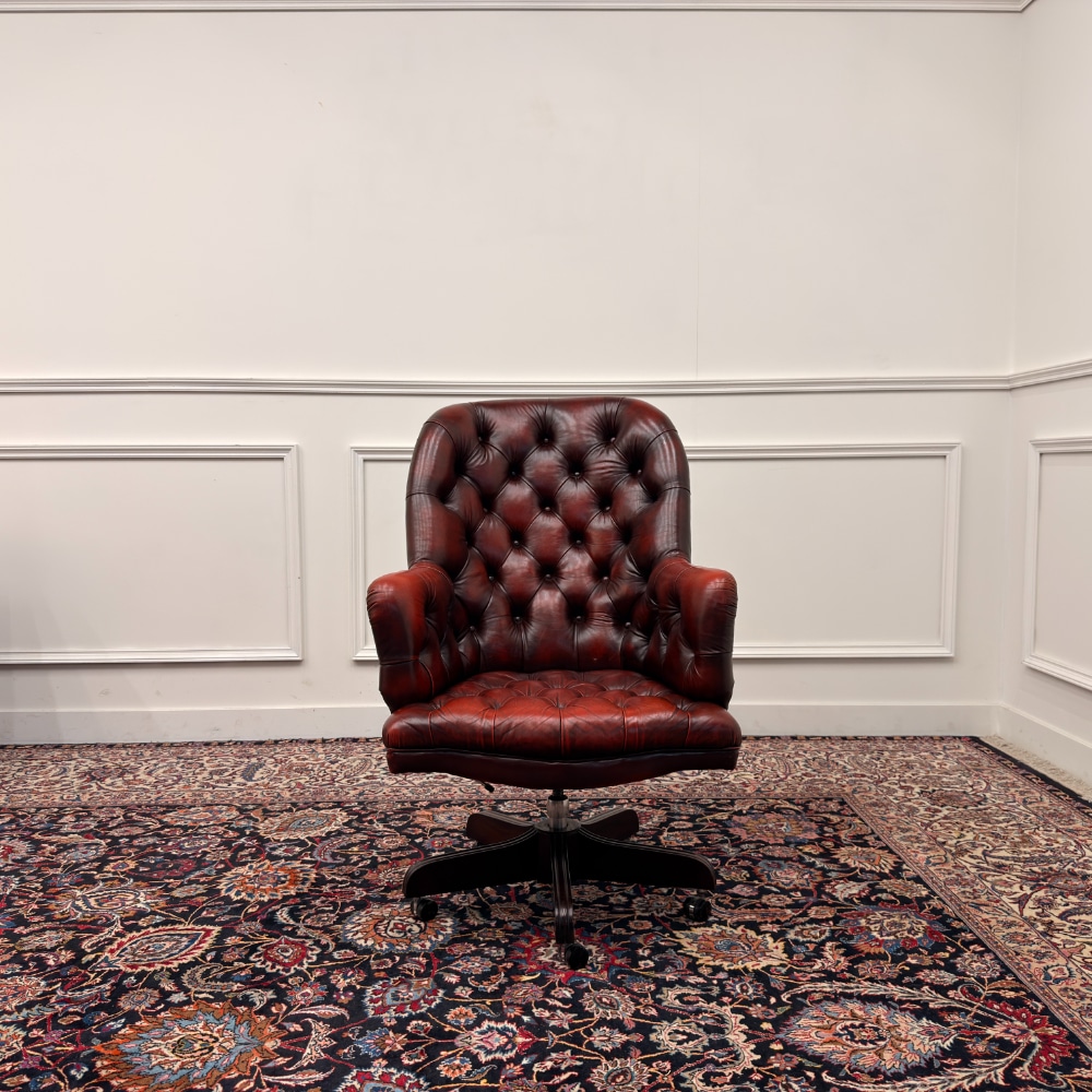 Klassischer englischer brauner Chesterfield-Bürostuhl (Nachbau)