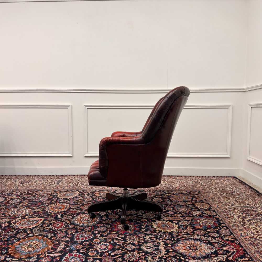 Klassischer englischer brauner Chesterfield-Bürostuhl (Nachbau)