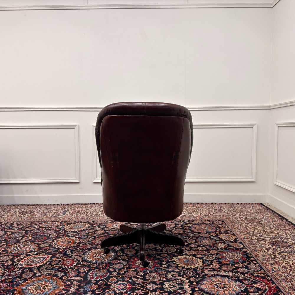 Klassischer englischer brauner Chesterfield-Bürostuhl (Nachbau)