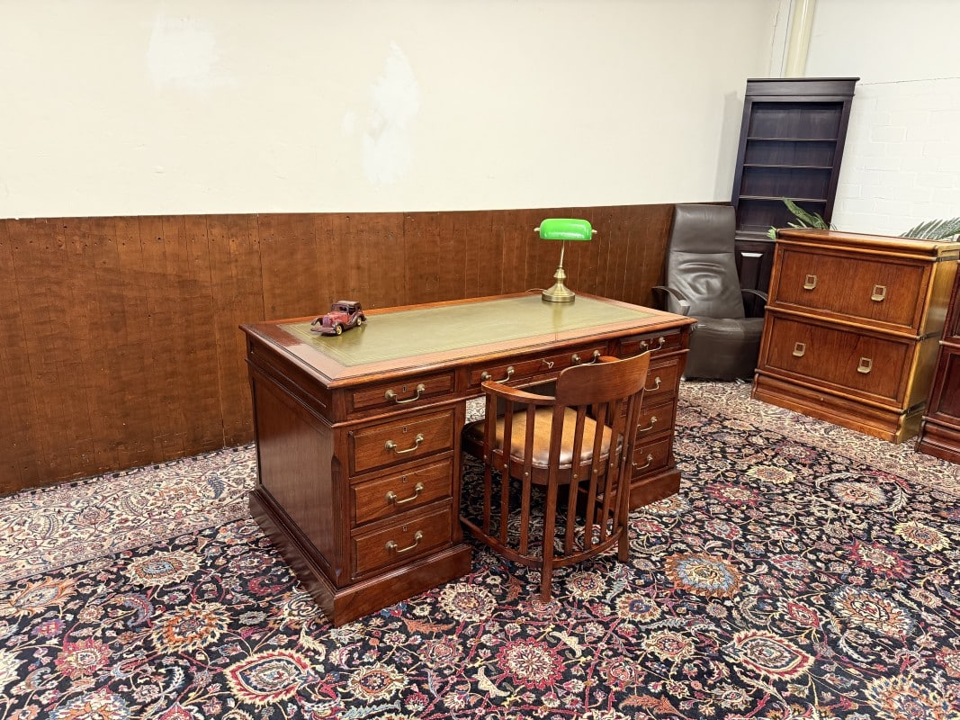 Klassieke bureaulamp in een Antiek Engels kantoor 2