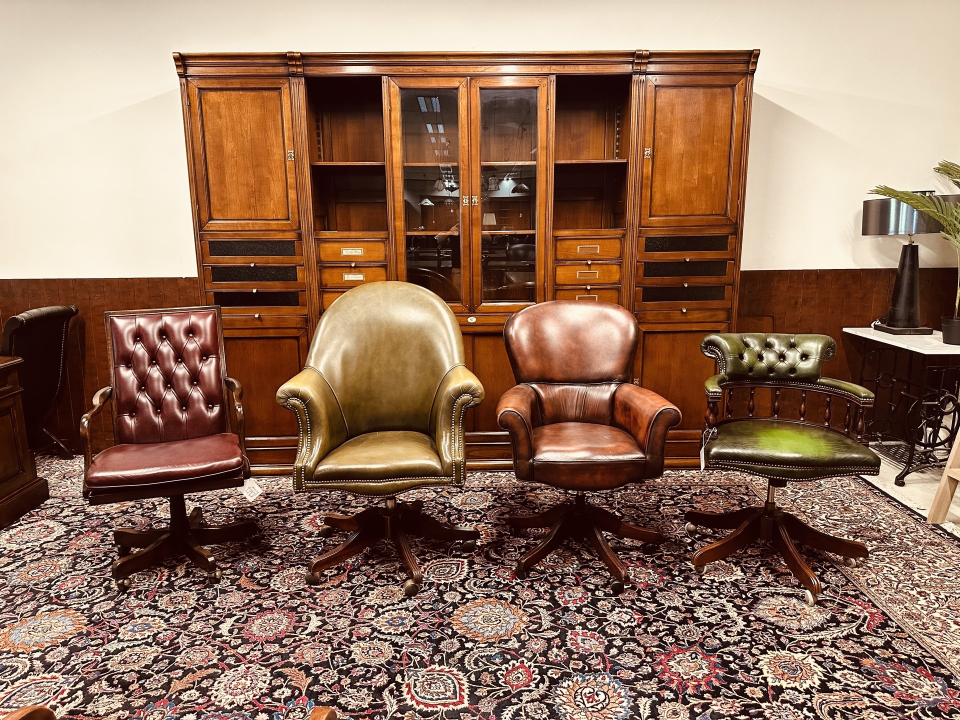 Sfeerbeeld interieur Antieke, Klassieke en Chesterfield bureaustoelen in showroom 2