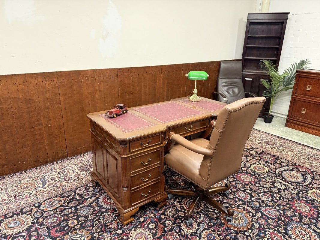 Klassieke bureaulamp in een Antiek Engels kantoor 3